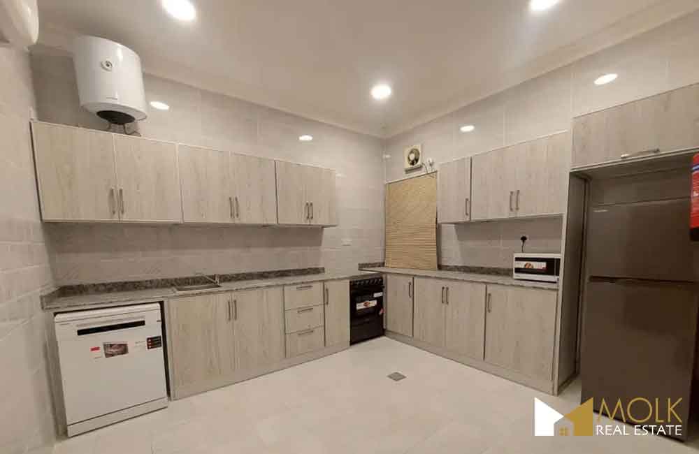 Appartement 3 chambres tout neuf et spacieux, entièrement meublé, à Umm Al Amad