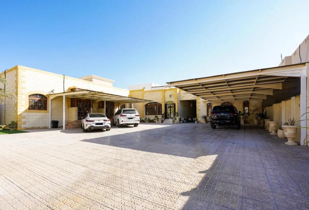 Villa 5 chambres avec chambre de service à vendre à Al Wakrah