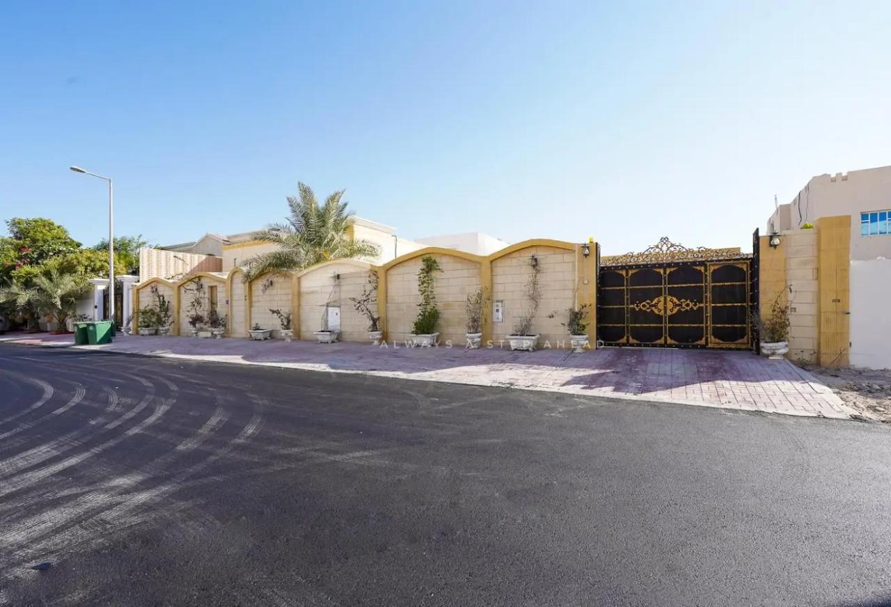 Villa 5 chambres avec chambre de service à vendre à Al Wakrah