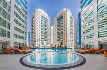 Luxueux appartement de 2 chambres entièrement meublé dans la tour Beverly Hills