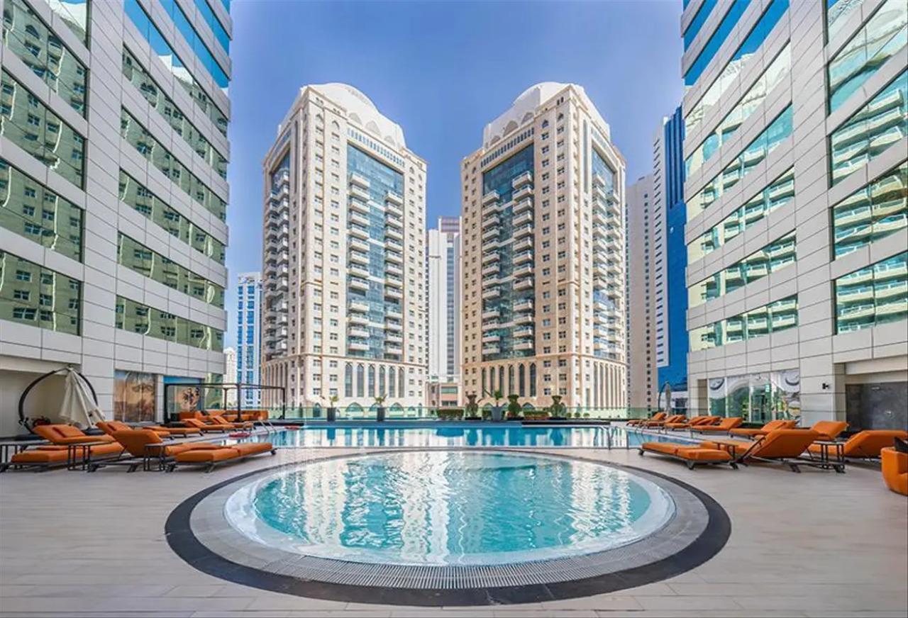 Luxueux appartement de 2 chambres entièrement meublé dans la tour Beverly Hills