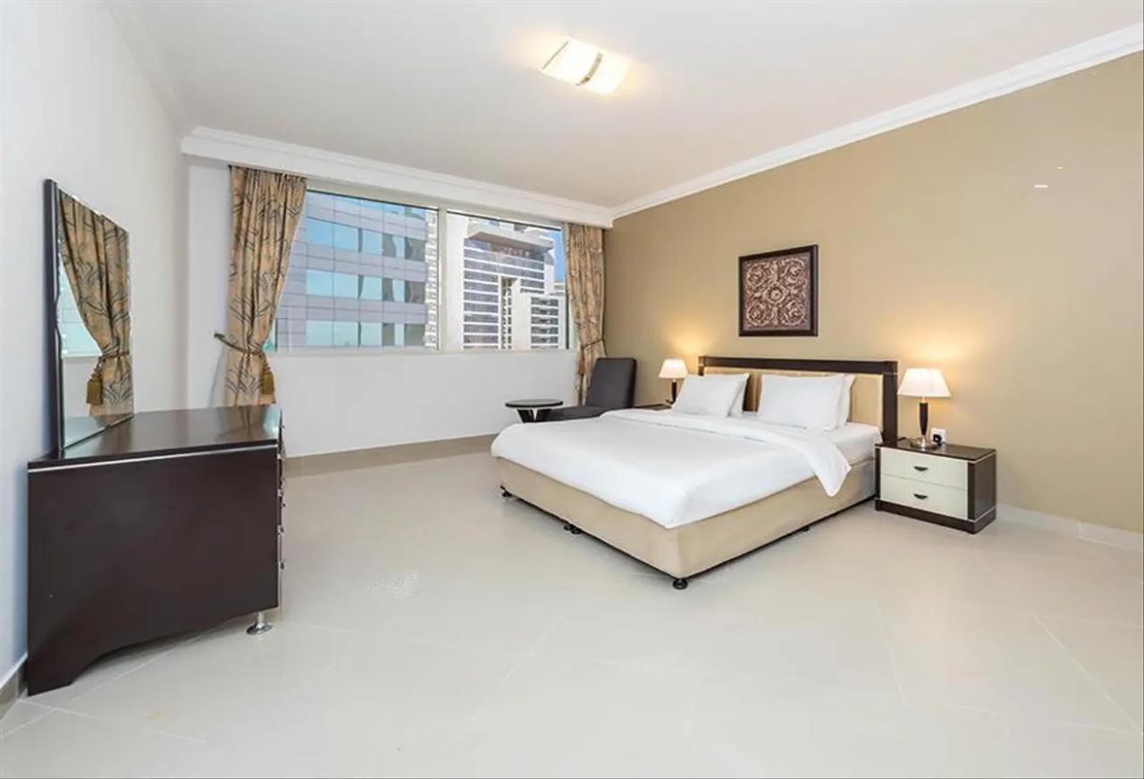 Luxueux appartement de 2 chambres entièrement meublé dans la tour Beverly Hills