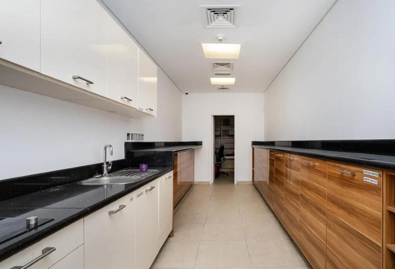 Bureau exécutif haut de gamme à louer à West Bay avec vue sur la ville et la mer