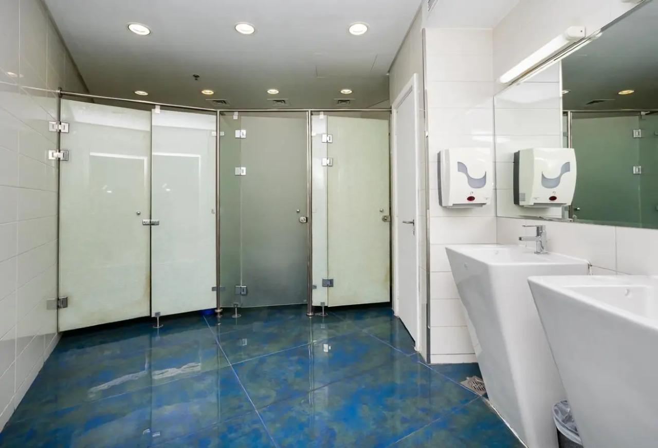 Bureau exécutif haut de gamme à louer à West Bay avec vue sur la ville et la mer