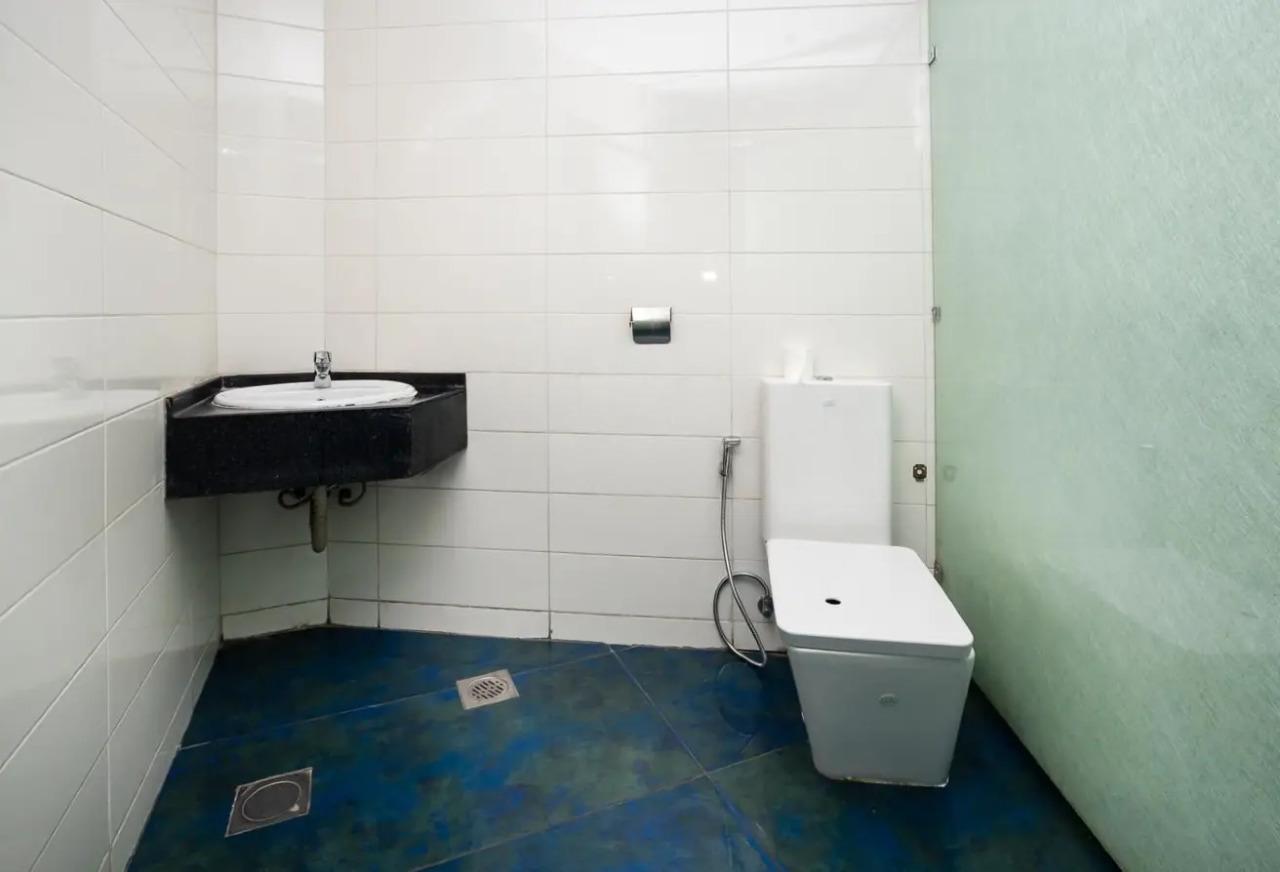 Bureau exécutif haut de gamme à louer à West Bay avec vue sur la ville et la mer