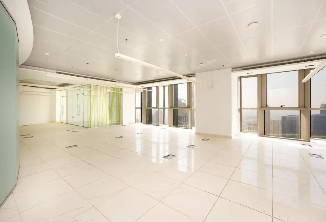 Bureau exécutif haut de gamme à louer à West Bay avec vue sur la ville et la mer