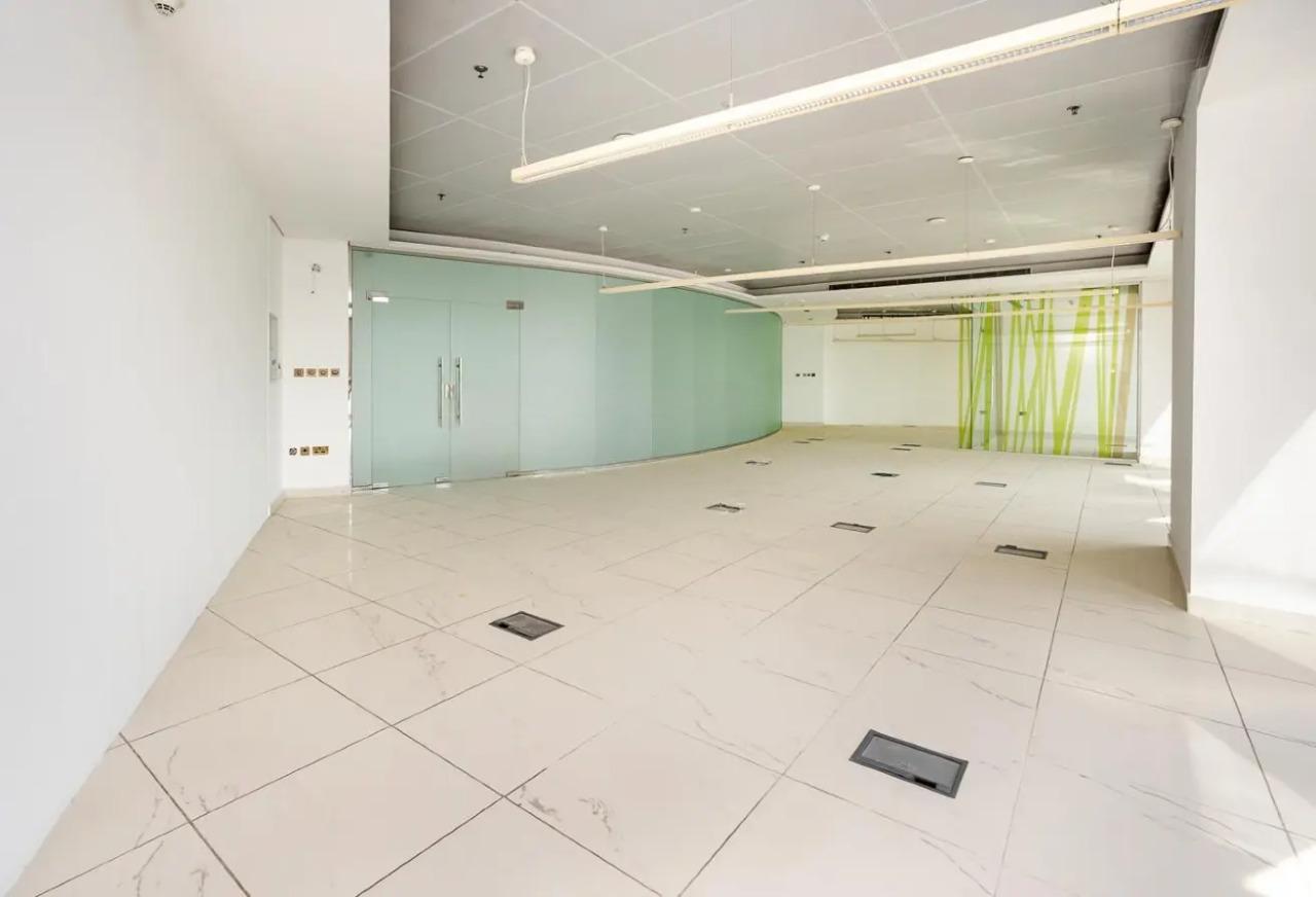 Bureau exécutif haut de gamme à louer à West Bay avec vue sur la ville et la mer