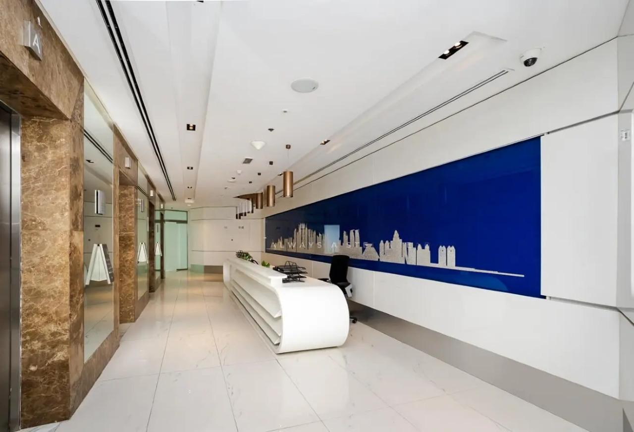 Bureau exécutif haut de gamme à louer à West Bay avec vue sur la ville et la mer