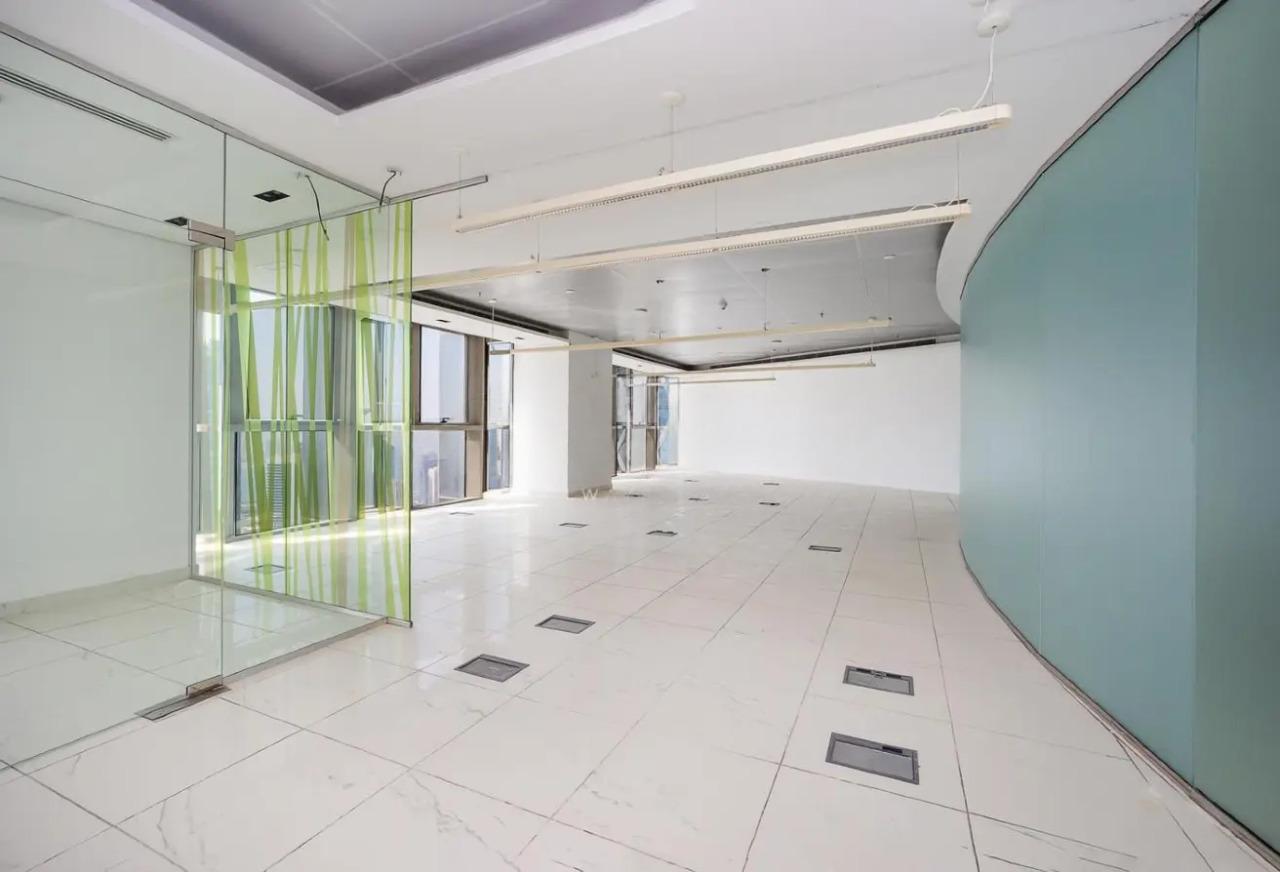 Bureau exécutif haut de gamme à louer à West Bay avec vue sur la ville et la mer