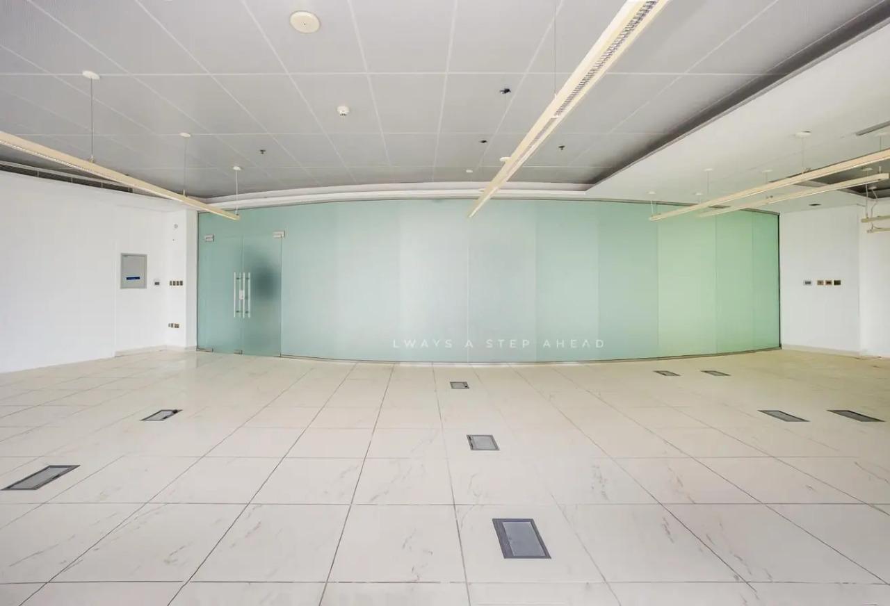 Bureau exécutif haut de gamme à louer à West Bay avec vue sur la ville et la mer