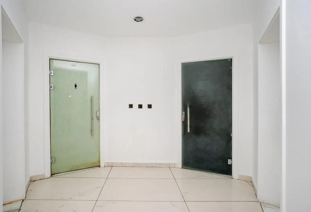 Bureau exécutif haut de gamme à louer à West Bay avec vue sur la ville et la mer